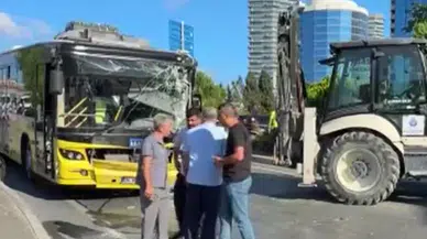 Beşiktaş'ta İETT otobüsü ile iş makinesi çarpıştı