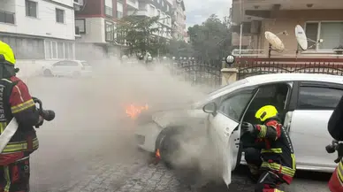 Burhaniye'de otomobil alev alev yandı : İtfaiye yangını büyümeden söndürdü