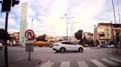 Bursa'da hatalı dönüş kazası ! İki otomobil böyle çarpıştı
