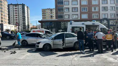 Kayseri'de iki otomobil çarpıştı: 2 kişi yaralandı