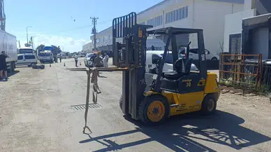 Forkliftin vinç demirine başını çarpan genç sürücü öldü