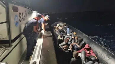 Aydın açıklarında kaçak göçmen operasyonu : Lastik botta 22 kişi yakalandı