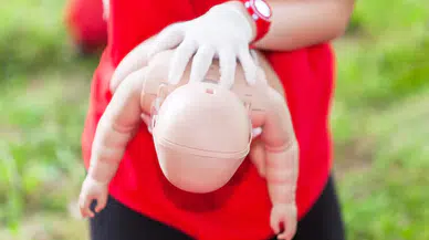 İzmir'de nefes borusuna şeker kaçan 3 yaşındaki çocuk Heimlich manevrasıyla kurtarıldı