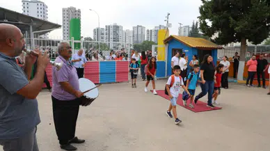 Adana'da ilk gün heyecanı : Öğrenciler kırmızı halı ve davul zurnayla karşılandı