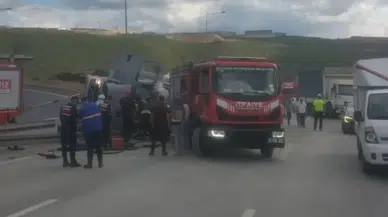 Kocaeli'de beton mikseri devrildi: Araçta sıkışan sürücü yaralandı