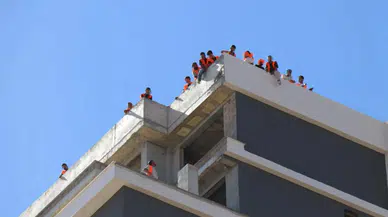 Denizli’de 4 aydır maaşlarını alamayan işçiler çatıya çıktı