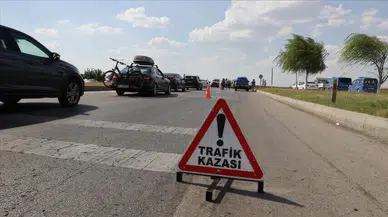 Sivas'ta öğrenci servisi ile polis aracı çarpıştı : 13'ü öğrenci 16 yaralı