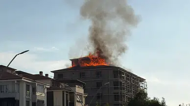 Elazığ’da korkutan çatı yangını : 8 katlı binada alevler yükseldi
