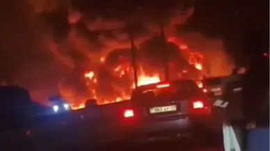 Kazakistan'da 22 ton sentetik yağ taşıyan tır alev alev yandı