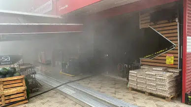 Kocaeli Körfez'de market yangını