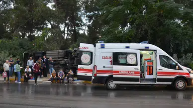 Hakkari Yüksekova’da servis minibüsü yoldan çıktı : 6 kişi yaralandı