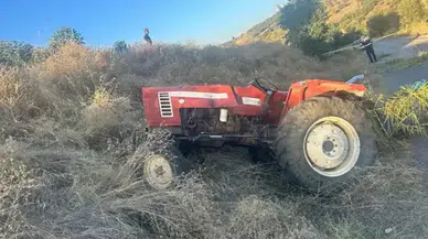 Manisa'da devrilen traktörün altında kalan sürücü hayatını kaybetti