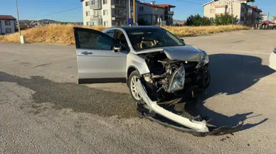 Uşak'ta otomobiller çarpıştı : 3 yaralı