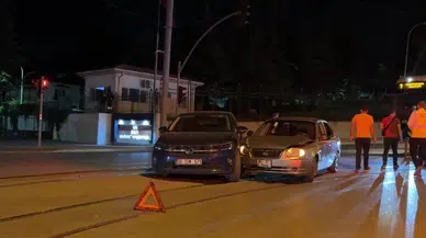 Eskişehir'de iki otomobil çarpıştı : Kazada 2 kişi yaralandı