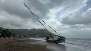 Marmaris'te ağaçlar devrildi, tekne karaya oturdu