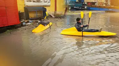 Adana Sanayi Sitesi'nde Yağmur Sonrası İşçiler Kano ile Gezi Yaptı