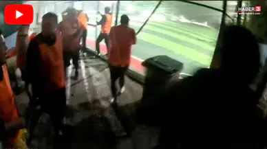 Antalya'da fırtına nedeniyle halı sahanın çatısı çöktü