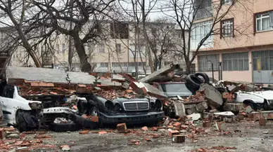 Bursa'da Kuvvetli Rüzgarın Etkisiyle Otopark Duvarı Devrildi Mi?