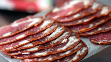 Kayseri'de pastırma fiyatı altınla yarışıyor: Kilosu 2 bin TL'den başlıyor