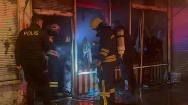 Erzincan’da gece yarısı korkutan yangın: Çantacı dükkanı küle döndü!