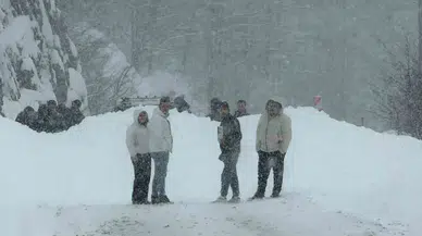 Trabzon-Bayburt yolunda çığ düştü: Yol tamamen kapandı