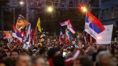 Sırbistan'da Seçim Öncesi Sokaklar Karıştı: On Binlerce Kişi Miting Düzenledi