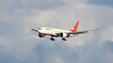 Hindistan'da uçakta yangın paniği... Elektronik cihaz alev aldı