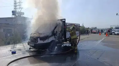 Hatay'da seyir halindeki pikap alevlere teslim oldu : Kullanılamaz hale geldi