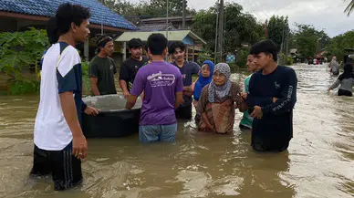 Tayland'da sel sularında balık avladılar