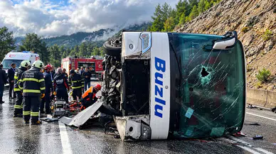 Isparta Antalya Karayolunda Otobüs Devrildi