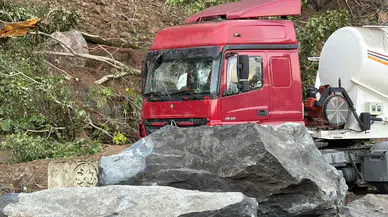Artvin Hopa'da heyelan : Kaya parçaları araçların üzerine düştü, 1 kişi öldü