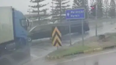 Manavgat'ta kırmızı ışıkta geçen tır VİP araçlara çarptı: 2'si turist 3 yaralı