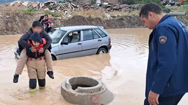 Hatay'da yağmur nedeniyle yol göle döndü : Mahsur kalan çocuğu itfaiyeci kurtardı