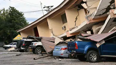 Panama'da 7,7 Büyüklüğündeki Deprem: Yollar Çöktü ve Öğrenciler Yaralandı