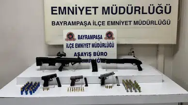 Bayrampaşa'da bir eve düzenlenen operasyonda çok sayıda silah ve mühimmat ele geçirildi
