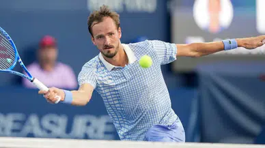 Medvedev'in hareketi pahalıya patladı : Diskalifiye oldu, Djokovic finale çıktı