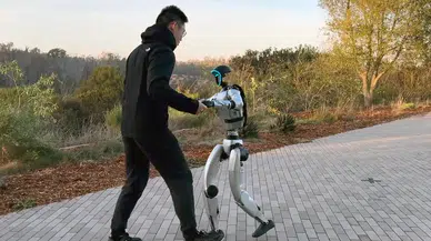 ABD'de Teslimat Robotuna Engel Olan Kadın Neden Gözaltına Alındı?