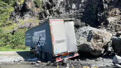 Artvin'de tır parkında meydana gelen heyelan sonucu neler yaşandı ?