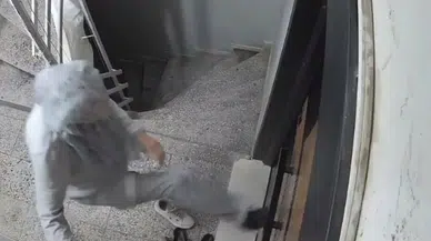 Manisa'da komşusunun kapısına zarar veren kadın hakkında yeni soruşturma