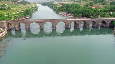 Dicle Nehri'nde mahsur kaldılar: 2 kişi botla kurtarıldı