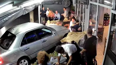 Yunanistan'da Alkollü Sürücü Restorana Daldı: 3 Yaralı