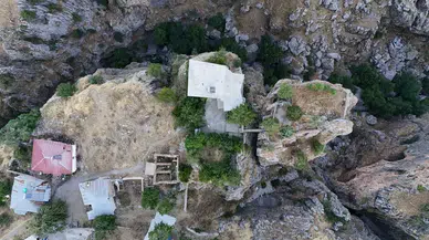 Diyarbakır Çüngüş'te Uçurumun Kenarında İlginç Ev ve Köprü