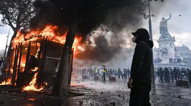 Fransa'daki Sarı Yelek Eylemlerinde 174 Kişi Tutuklandı