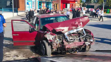 Denizli'de otomobil halk otobüsüne çarptı: 2 yaralı