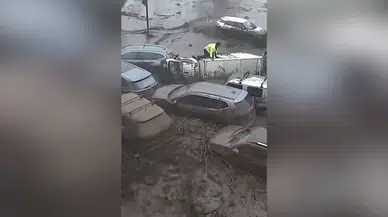 Şili'de Şiddetli Sel Felaketi: Sürücü Ağaca Tutunarak Kurtuldu