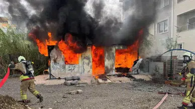 Hatay'da konteyner yangını ! Alevlere teslim olan konteyner kullanılamaz hale geldi