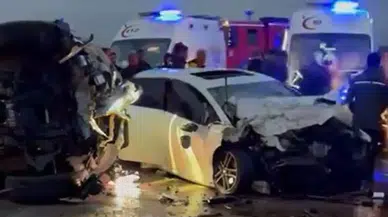 Aksaray'da iki otomobil kafa kafaya çarpıştı: 2 ağır yaralı