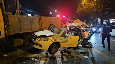 Beyoğlu'nda Trafik Kazası: Makas Atan Sürücü Kamyonun Altına Girdi
