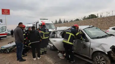 Nevşehir'de feci kaza : İki otomobil çarpıştı, 7 kişi yaralandı
