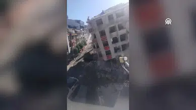 İstanbul Küçükçekmece'de Yıkım Sırasında 7 Katlı Bina Çöktü
